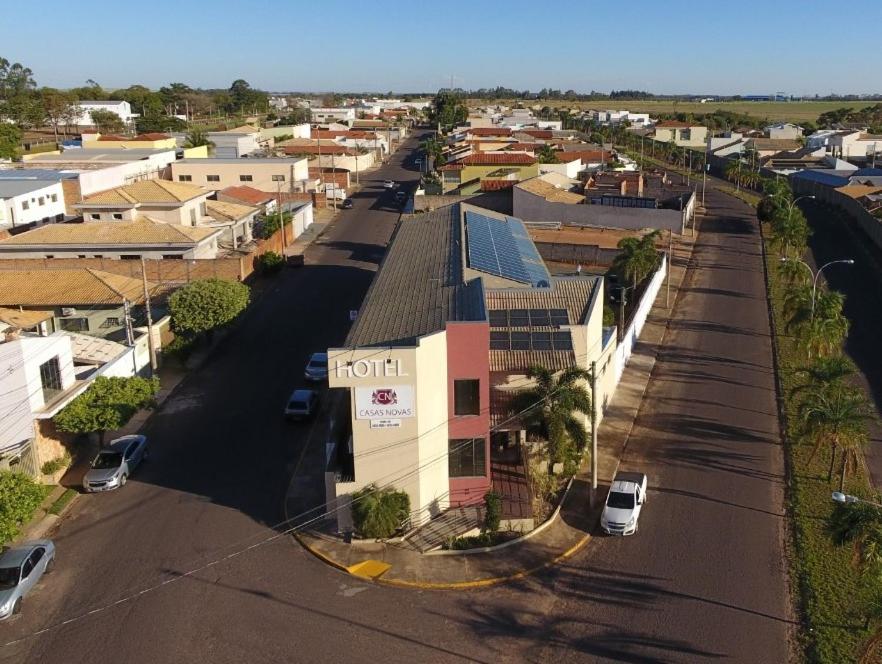 Penápolis的住宿－Casas Novas Hotel，享有小镇空中景色,在街道上停放汽车