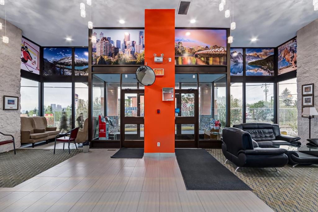 eine Lobby eines Gebäudes mit Möbeln und Fenstern in der Unterkunft Airport Traveller's Inn in Calgary
