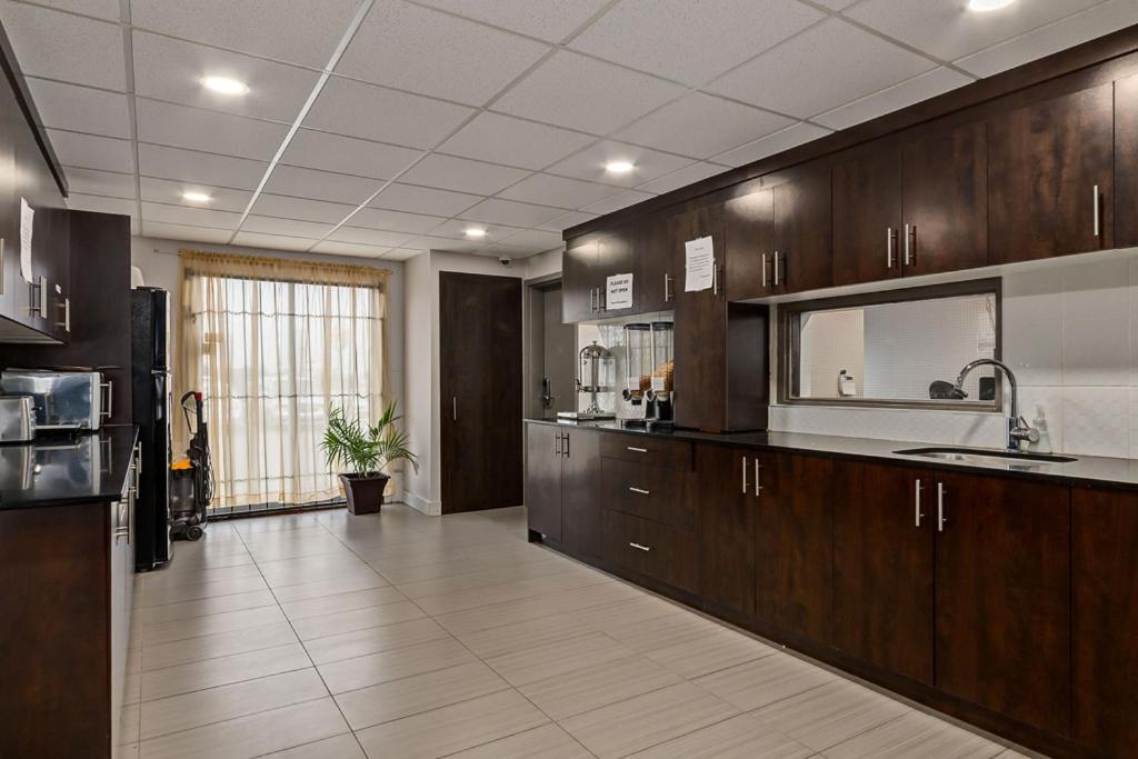 Kuchyň nebo kuchyňský kout v ubytování Airport Traveller's Inn