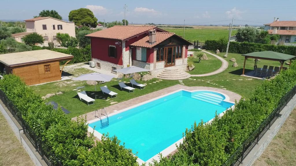 eine Villa mit einem Pool und einem Haus in der Unterkunft La Casa del Fico villa con piscina in Pescia Romana