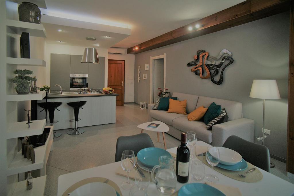 un soggiorno e una cucina con divano e tavolo di Oliver's House Sardinia a Flumini di Quartu