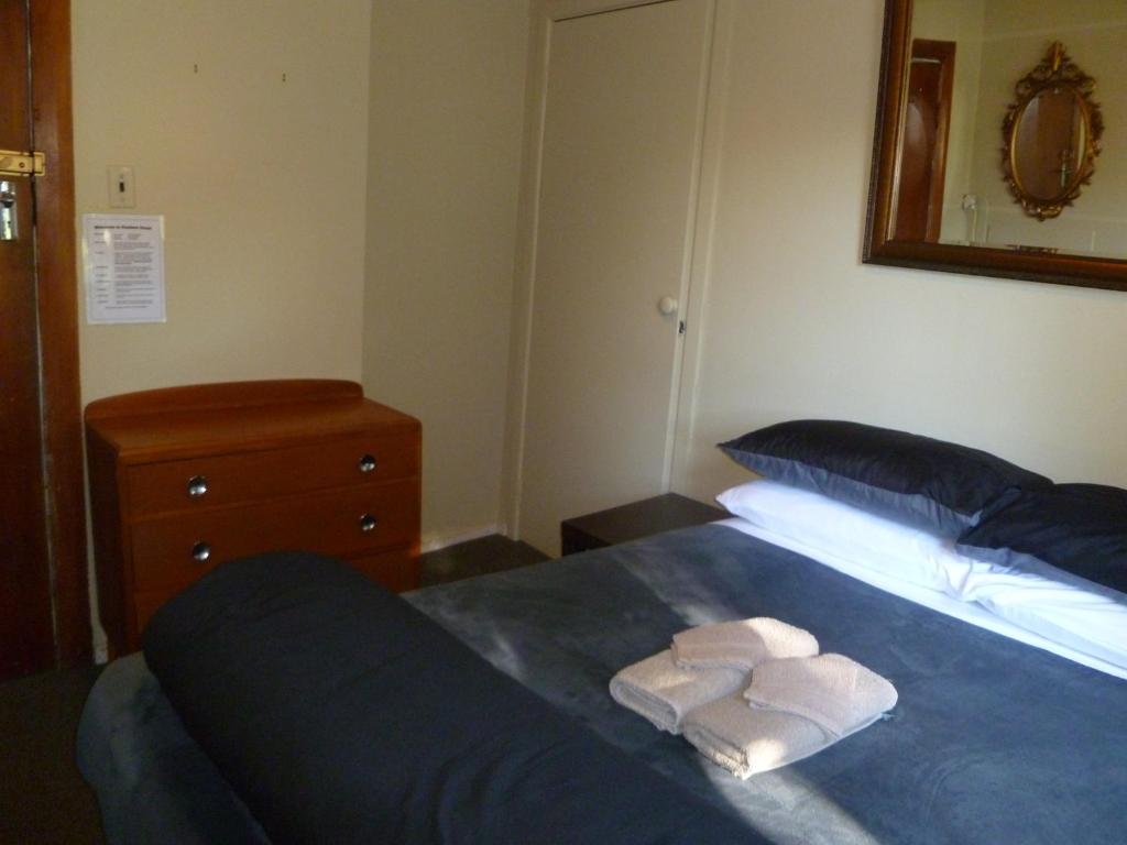 Postel nebo postele na pokoji v ubytování Kaniere Hotel