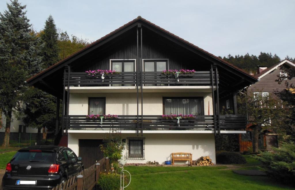 una casa con balcone fiorito di Landhaus Kathrin a Walkenried
