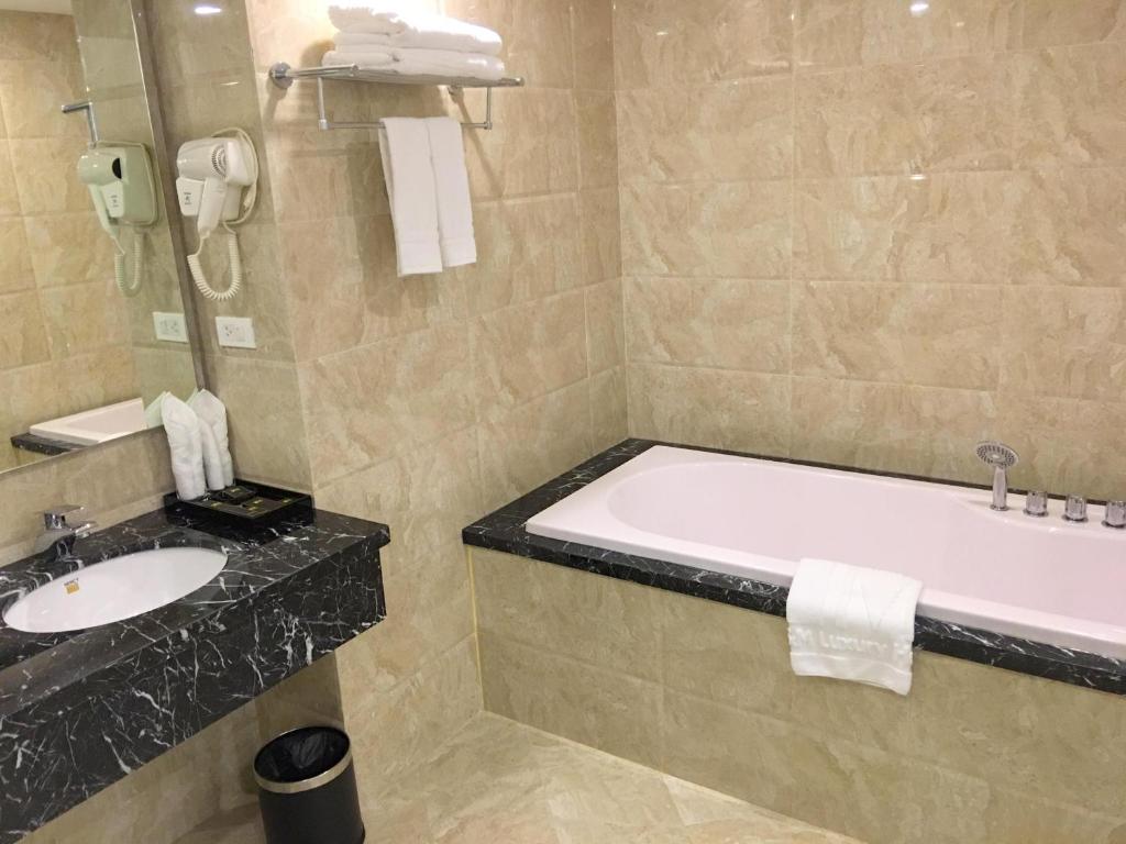 Koupelna v ubytování T&M Luxury Hotel Hanoi