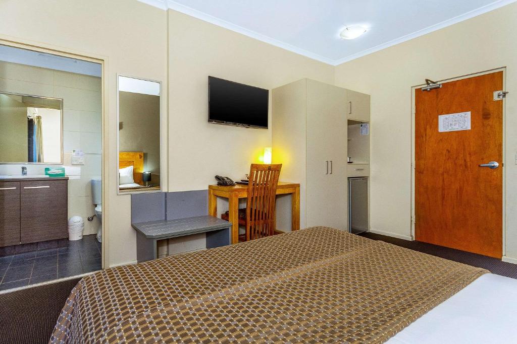 TV a/nebo společenská místnost v ubytování Quality Hotel Darwin Airport
