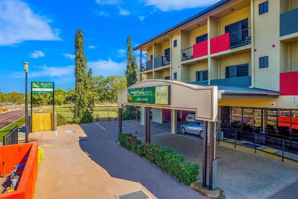 ein Gebäude mit einer Bushaltestelle davor in der Unterkunft Quality Hotel Darwin Airport in Darwin