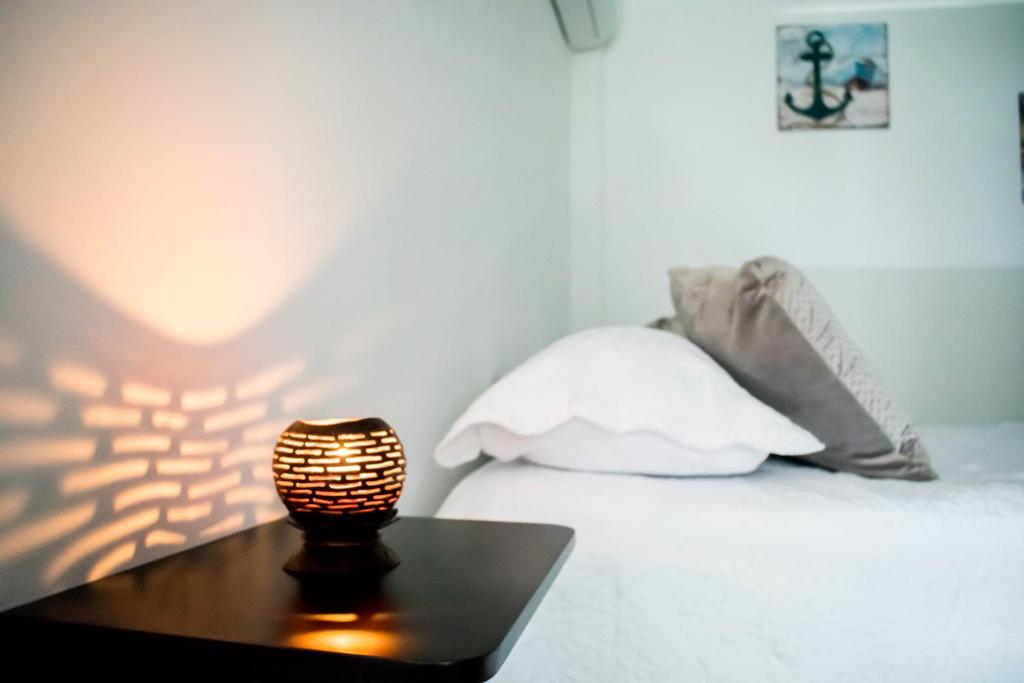 een slaapkamer met een bed en een tafel met een lamp bij Zaboka SAI in San Andrés