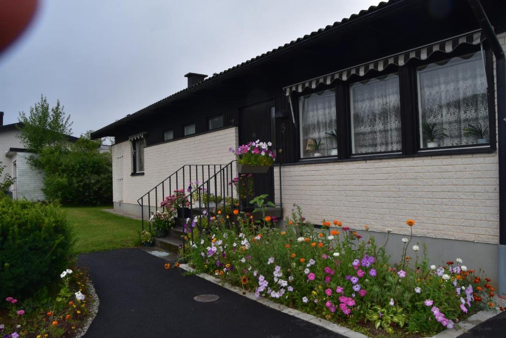 ウルリーセハムンにあるBotten våning i privat Villaの花の家