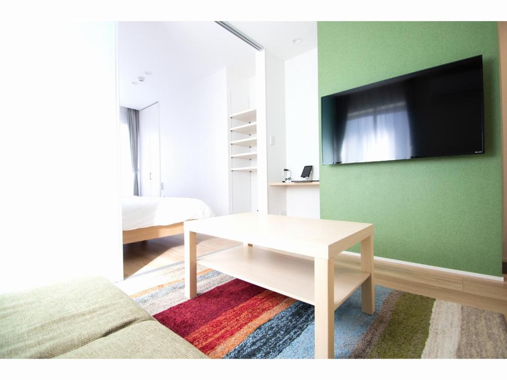 TV a/nebo společenská místnost v ubytování Apartment Hotel Tenjin TUMUGU