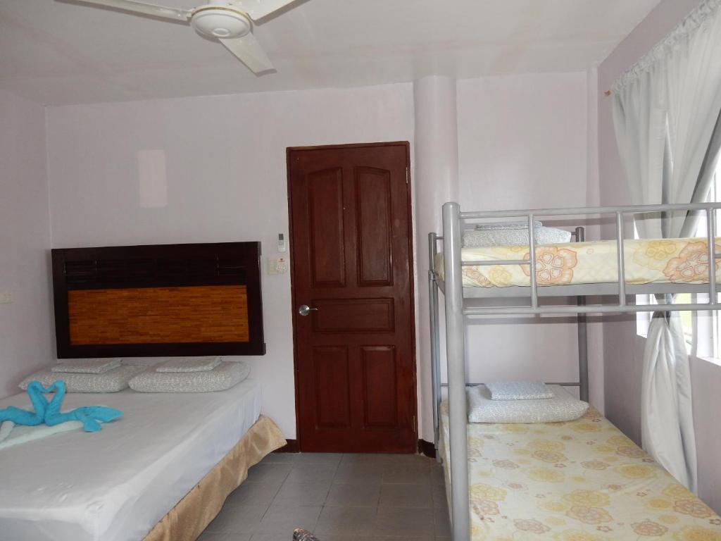 Postel nebo postele na pokoji v ubytování Oslob Seafari Resort