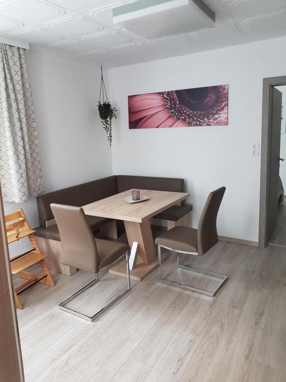 ein Esszimmer mit einem Holztisch und Stühlen in der Unterkunft Spitaler Apartments in Kirchberg am Walde
