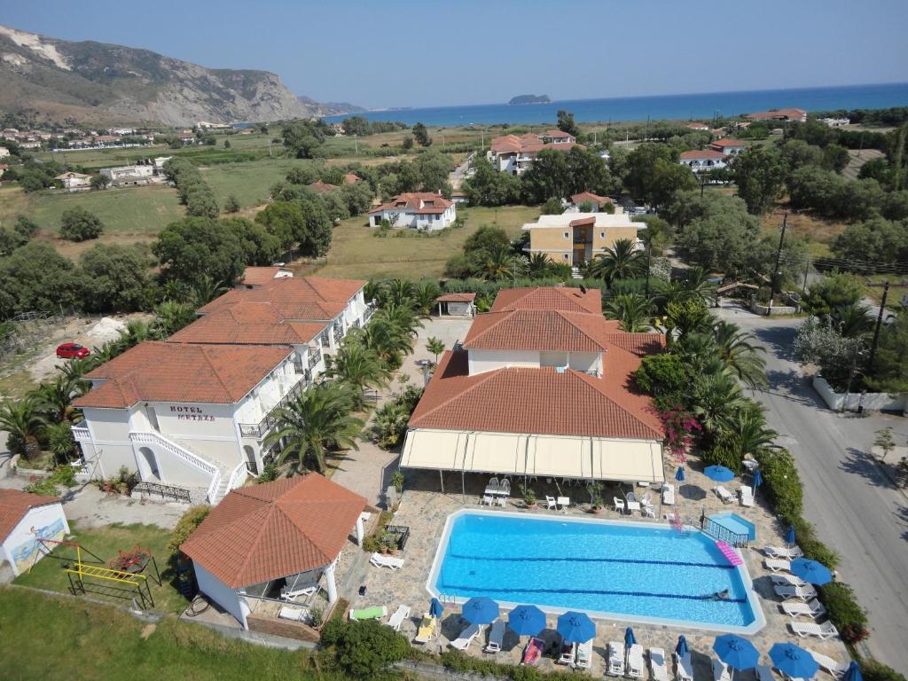 einen Luftblick auf ein Resort mit einem Pool in der Unterkunft Metaxa Hotel in Kalamaki