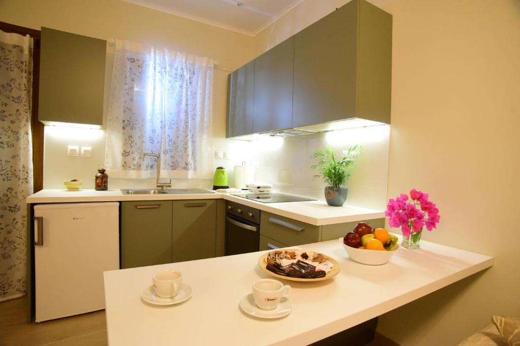 A kitchen or kitchenette at Nikoletta 5