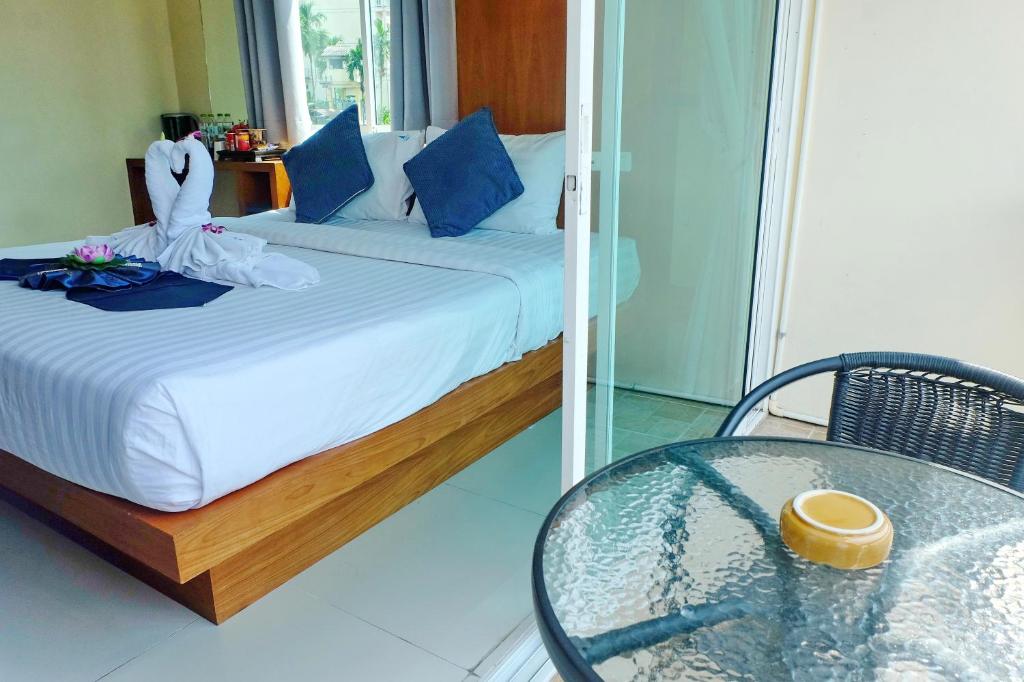 Postel nebo postele na pokoji v ubytování Calypso Patong Hotel