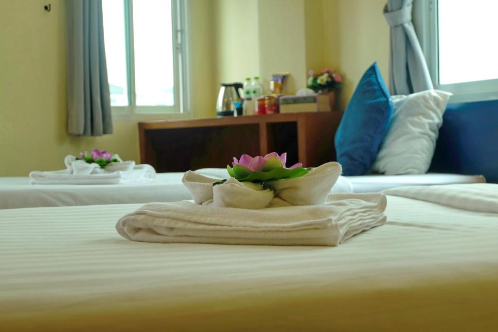 Postel nebo postele na pokoji v ubytování Calypso Patong Hotel
