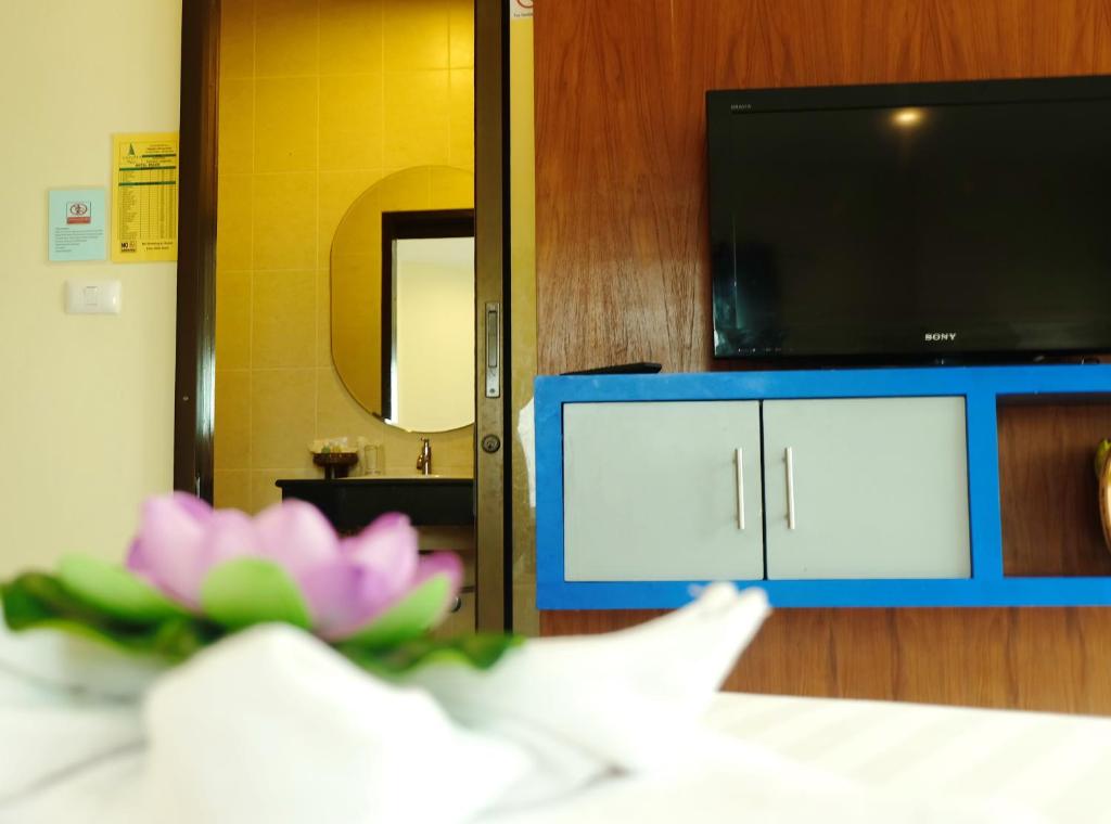 TV a/nebo společenská místnost v ubytování Calypso Patong Hotel
