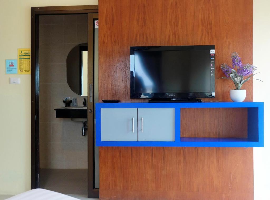 TV a/nebo společenská místnost v ubytování Calypso Patong Hotel