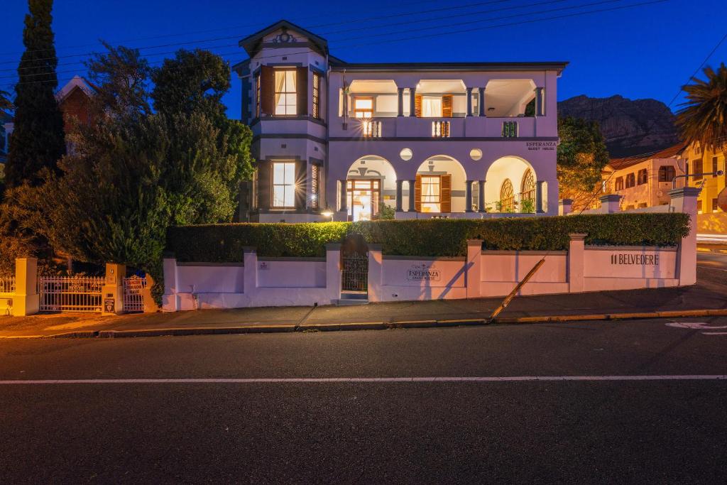una casa grande en una calle por la noche en Esperanza Guest House, en Ciudad del Cabo