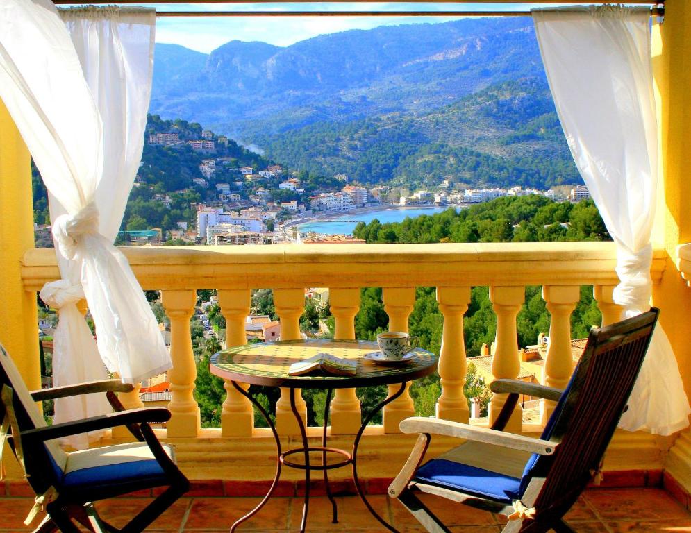 einen Balkon mit einem Tisch und 2 Stühlen sowie Aussicht in der Unterkunft Torre Picada Duplex in Port de Sóller