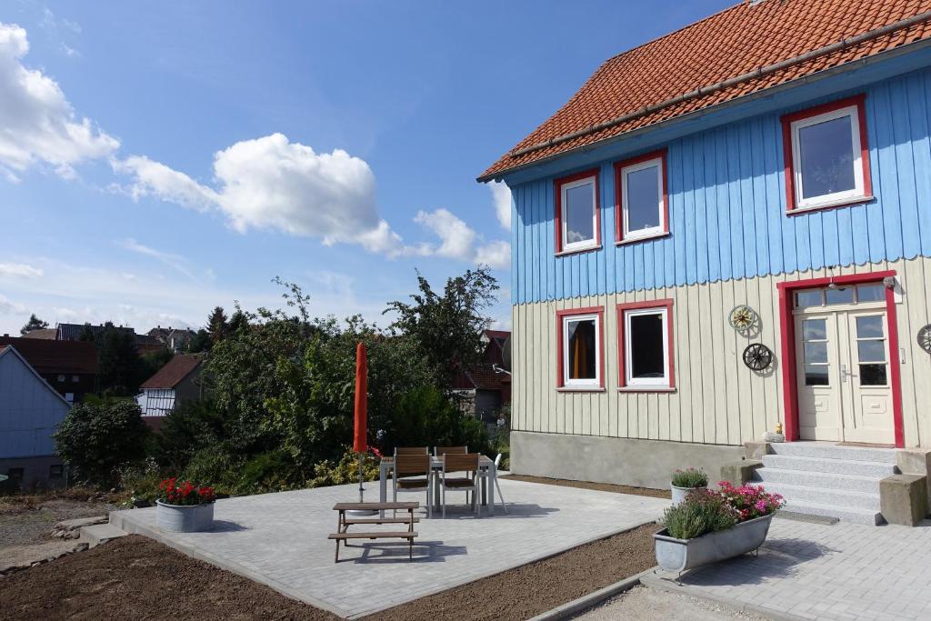 HüttenrodeにあるHaus Asgardの青と白の家(テーブルと椅子付)