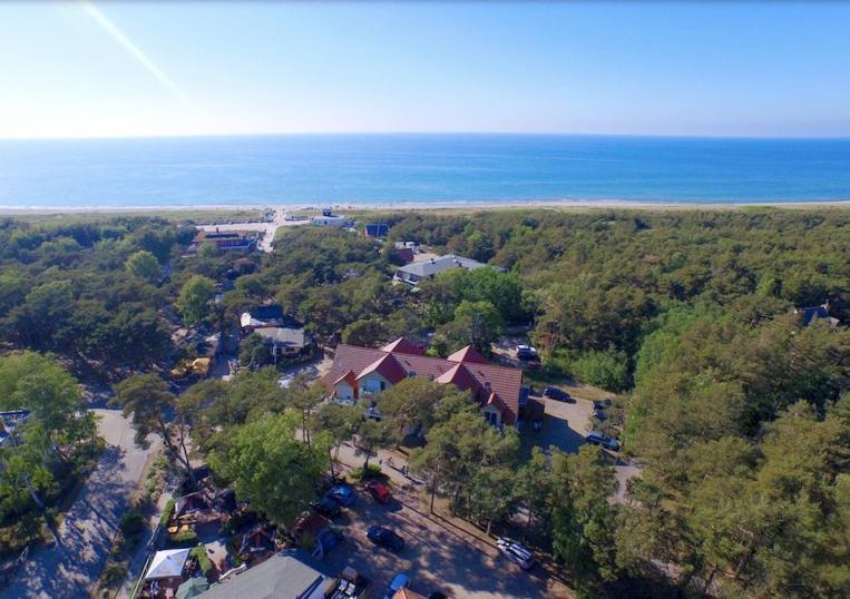 an aerial view of a house and the ocean at Ferienwohnungen am Badesteig in Dierhagen