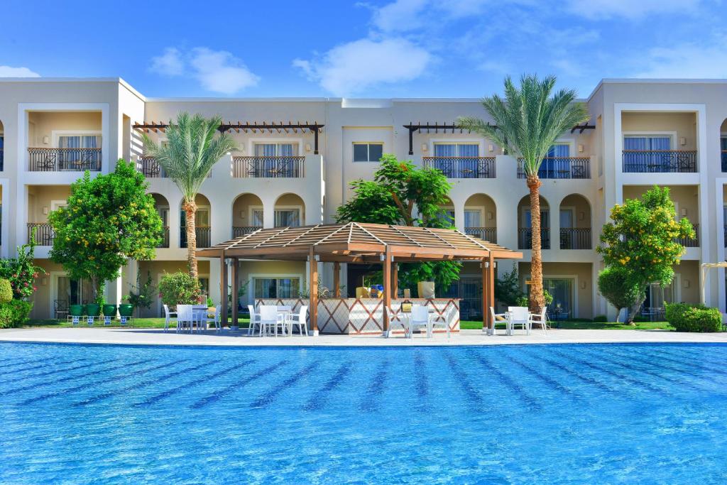 Bazén v ubytování JAZ Mirabel Resort nebo v jeho okolí