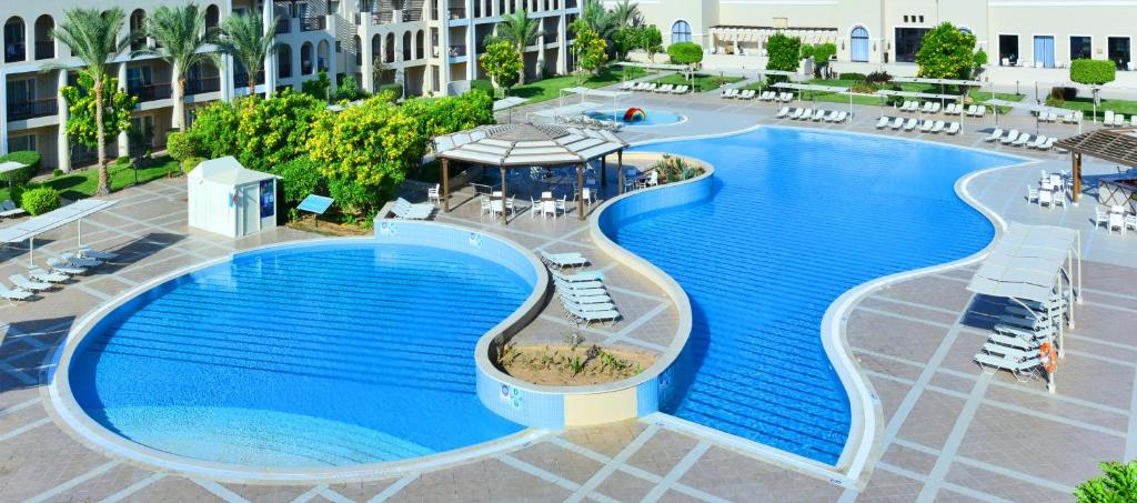Bazén v ubytování JAZ Mirabel Resort nebo v jeho okolí