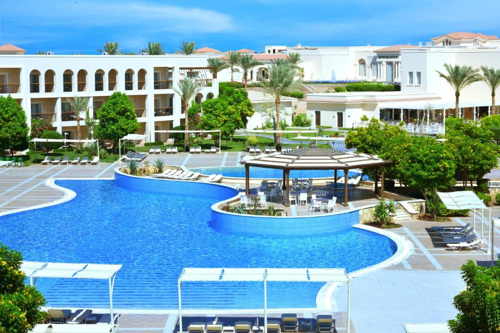 Bazén v ubytování JAZ Mirabel Resort nebo v jeho okolí