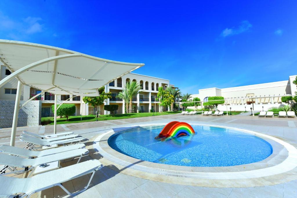Bazén v ubytování JAZ Mirabel Resort nebo v jeho okolí