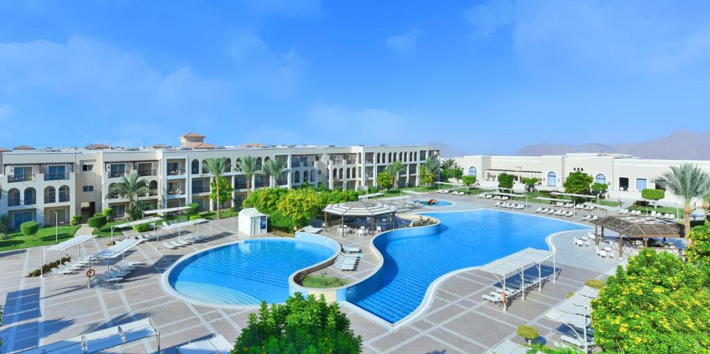 Bazén v ubytování JAZ Mirabel Resort nebo v jeho okolí