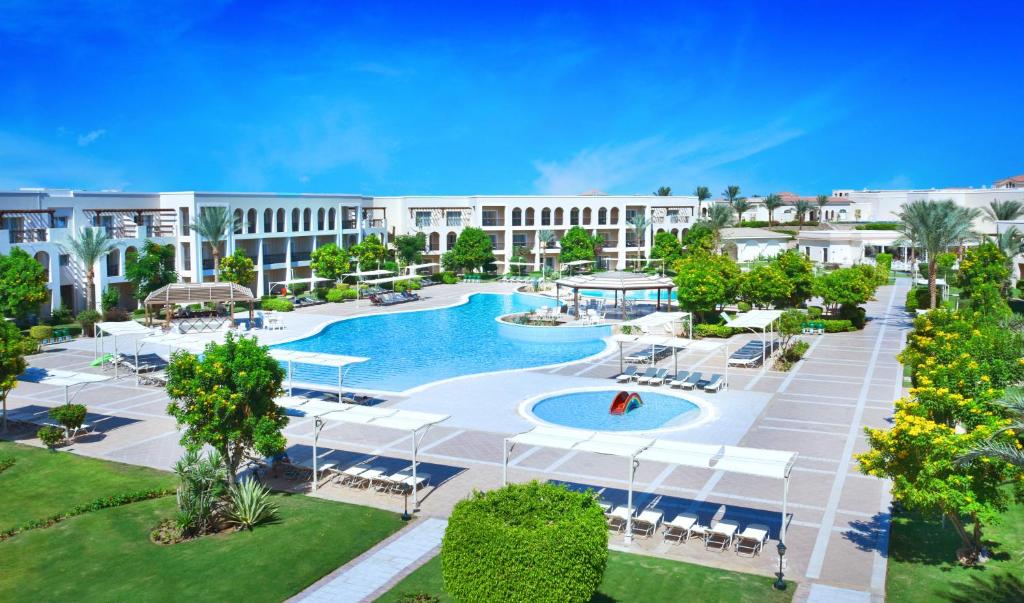Bazén v ubytování JAZ Mirabel Resort nebo v jeho okolí