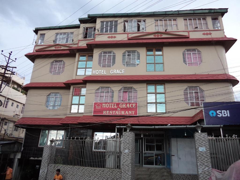 um edifício alto com um sinal em Hotel Grace em Shillong