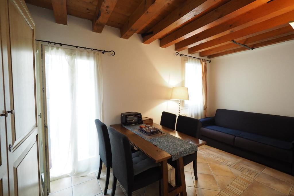 uma sala de estar com uma mesa e um sofá em Casa Genoveffa em Veneza