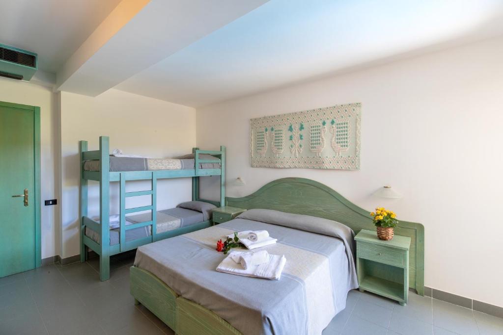 Postel nebo postele na pokoji v ubytování Hotel Cala Dei Pini