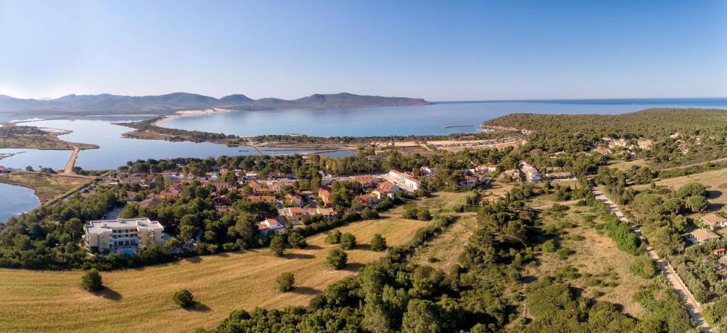 una vista aerea di una piccola città vicino a un lago di Hotel Cala Dei Pini a Porto Pino