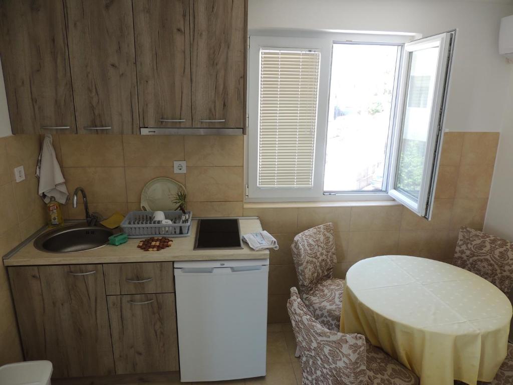 O bucătărie sau chicinetă la Apartment Šušanj