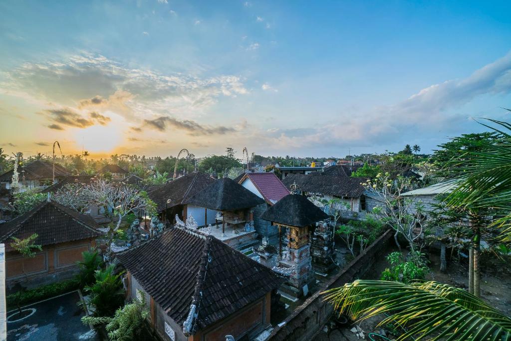 una vista aérea de un pueblo con casas en Jero Griya Ubud en Ubud