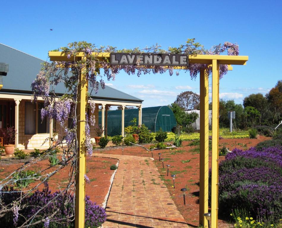 una señal para un jardín con flores púrpuras en Lavendale Country Retreat, en York