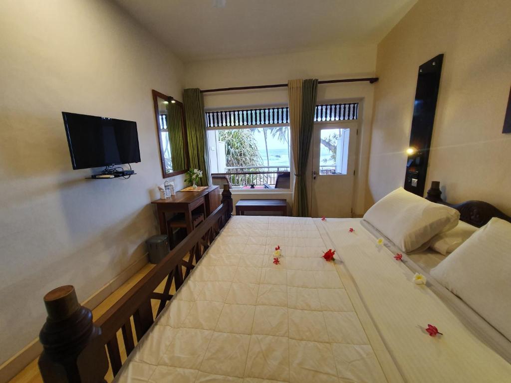 Postel nebo postele na pokoji v ubytování Sri Gemunu Beach Resort
