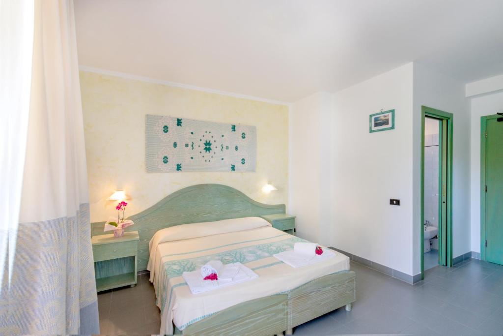 Postel nebo postele na pokoji v ubytování Hotel Cala Dei Pini