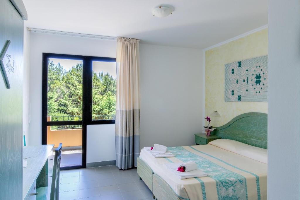 Postel nebo postele na pokoji v ubytování Hotel Cala Dei Pini