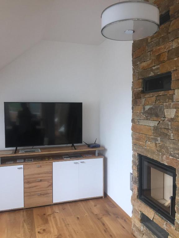 TV a/nebo společenská místnost v ubytování Apartmán “U nás v podkroví“ v Rezidenci Klostermann, Železná Ruda 24