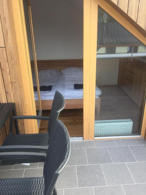 Postel nebo postele na pokoji v ubytování Apartmán “U nás v podkroví“ v Rezidenci Klostermann, Železná Ruda 24