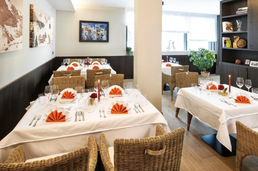 Reštaurácia alebo iné gastronomické zariadenie v ubytovaní Apparthotel Sonne