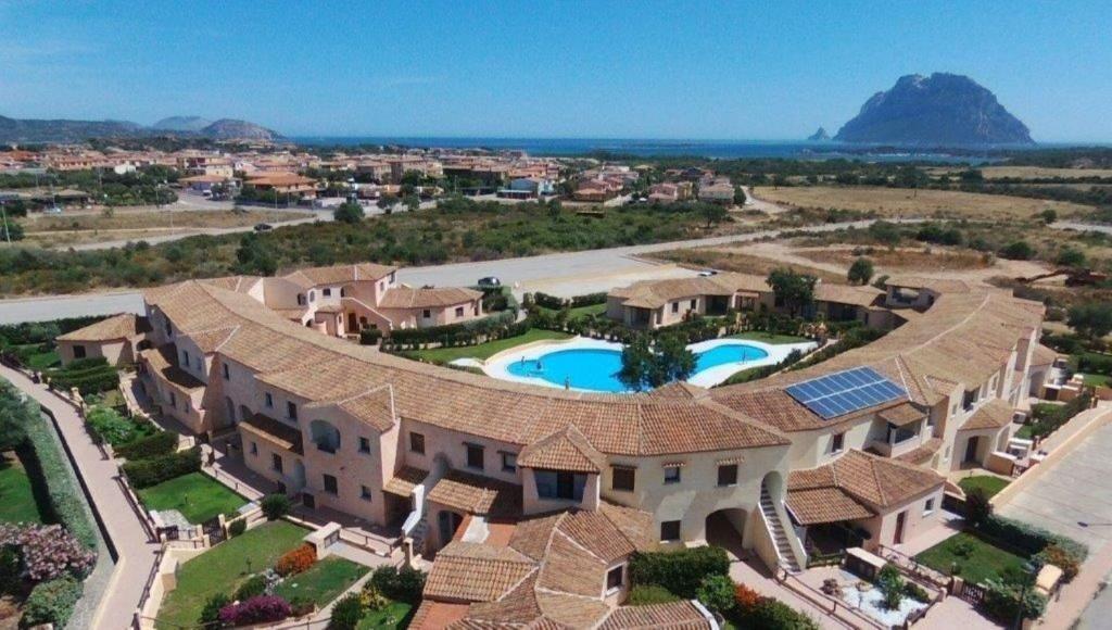 een luchtfoto van een huis met een zwembad bij Residence Le Ginestre / Ataras in Porto San Paolo