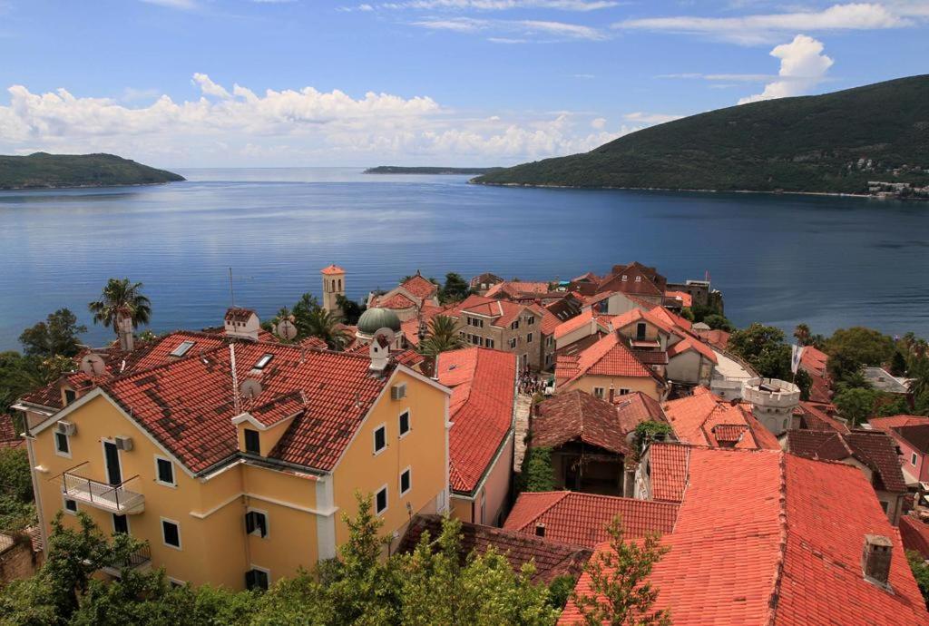 widok na miasto z czerwonymi dachami i wodą w obiekcie Stari Grad Studio Apartment w mieście Herceg Novi