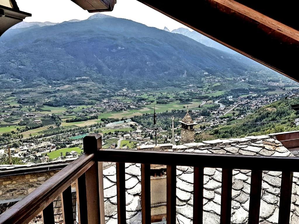 einen Balkon mit Bergblick und Stadtblick in der Unterkunft Maison Bellevue - locazione turistica breve in Aosta