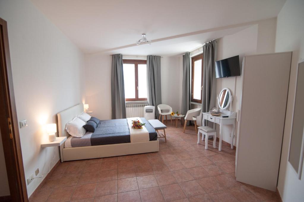 1 dormitorio con 1 cama, mesa y sillas en B&B CA DEL SOLE, en Serravalle Scrivia