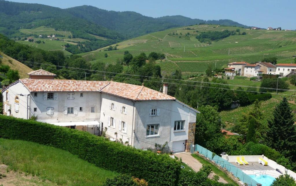 uma casa no lado de uma colina em Les Picorettes em Vaux-en-Beaujolais