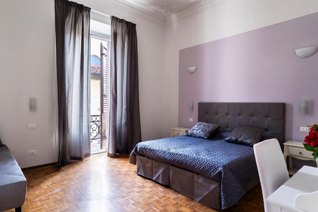 una camera con un letto e una grande finestra di Live Florence Guest House a Firenze